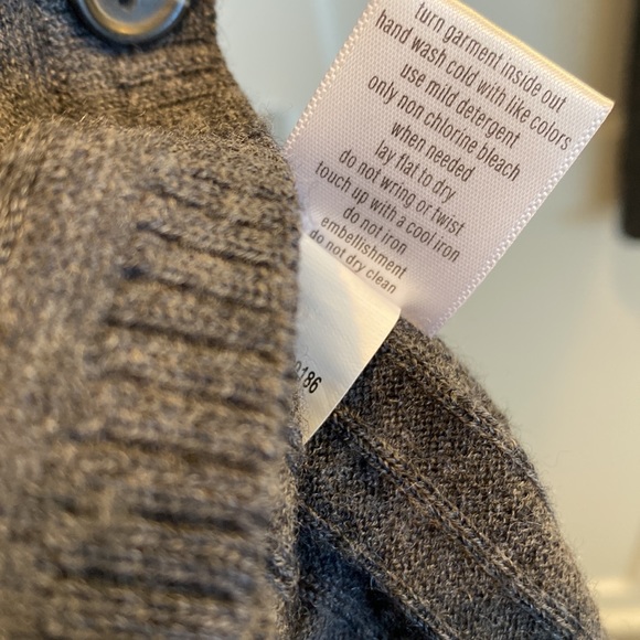 Holiday Vibes! Vera Wang Lavender Label merino wool cardigan - Picture 8 of 12